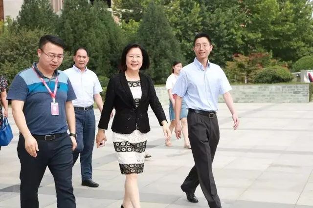 商务部电子商务司司长骞芳莉一行莅临维纳股份视察指导